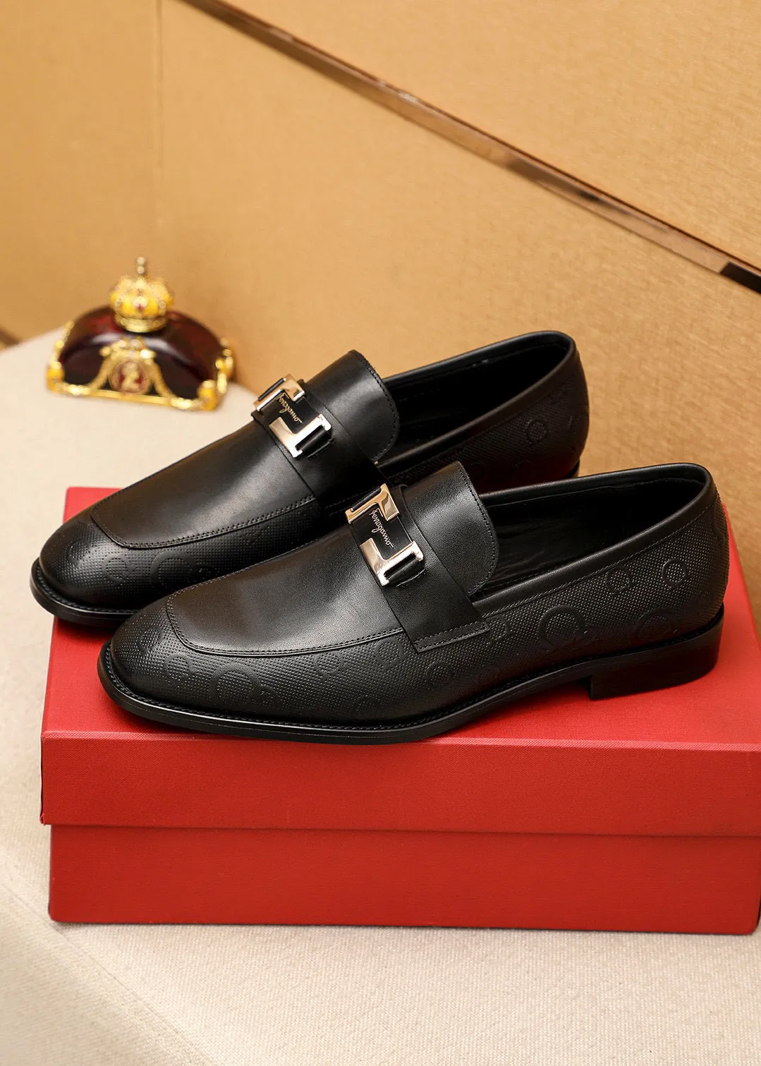 Men's shoes💰460💰 Product trademark: Ferragamo "Ferragamo" casual leather shoes Regular size: 38-44 (45🉑️customized) Product materials: Selected imported first-layer calfskin upper + luxury hardware buckle, imported water-dyed cow leather lining. Strong three-dimensional visual effect, original outsole color: 1⃣️color optional